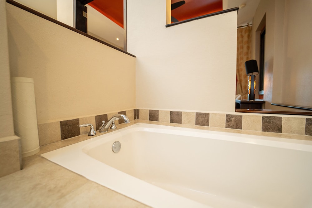 Deep soaking bathtub