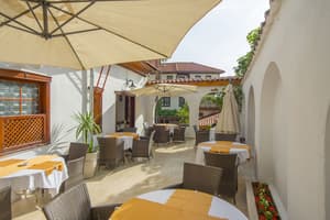 thumbnail: Outdoor dining