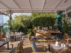 thumbnail: Outdoor dining