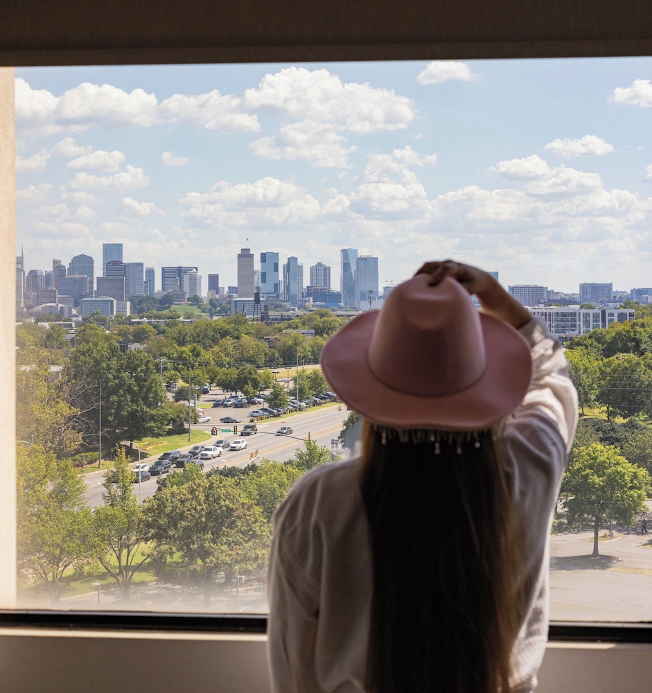 Electric vehicle charging station