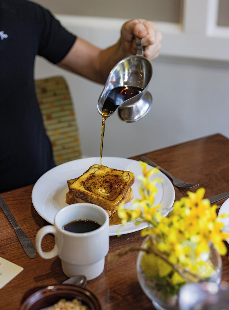Electric vehicle charging station