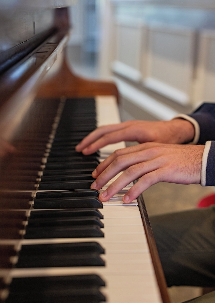 Electric vehicle charging station