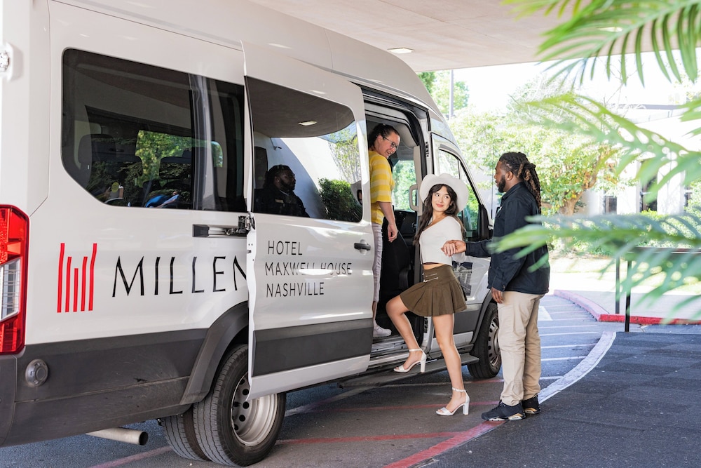 Electric vehicle charging station