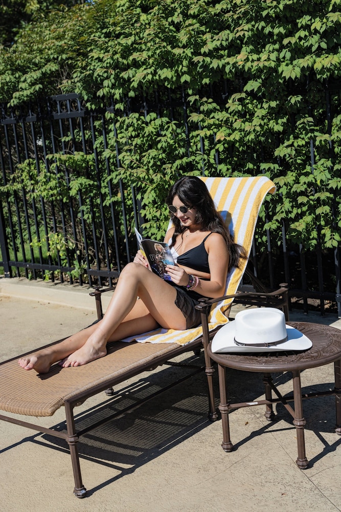 Electric vehicle charging station