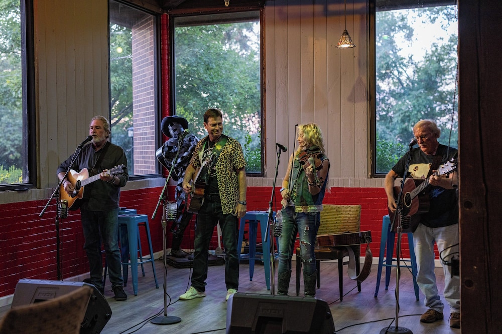 Electric vehicle charging station