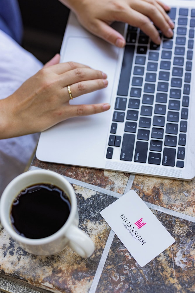 Electric vehicle charging station
