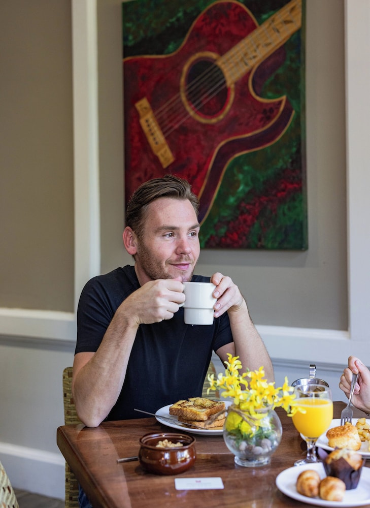 Electric vehicle charging station