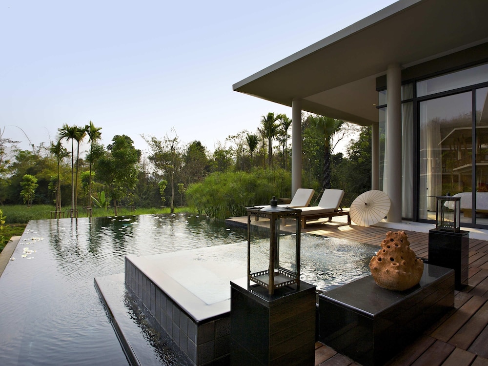 Deep soaking bathtub