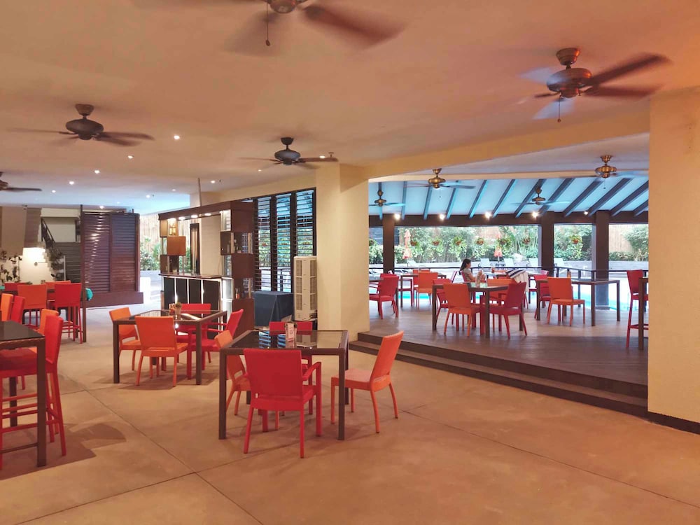 Poolside bar