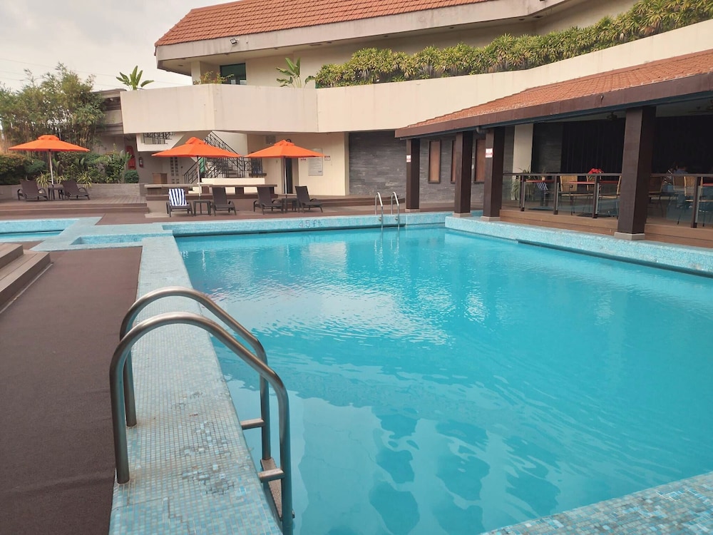 Poolside bar