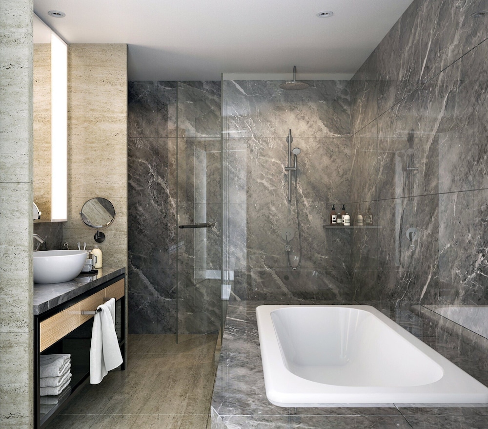 Deep soaking bathtub