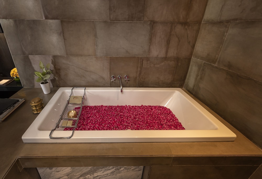 Deep soaking bathtub