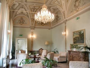 thumbnail: Lobby lounge