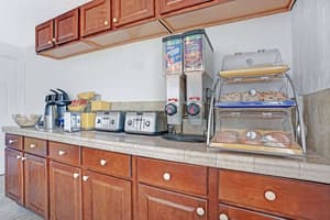 thumbnail: Breakfast area