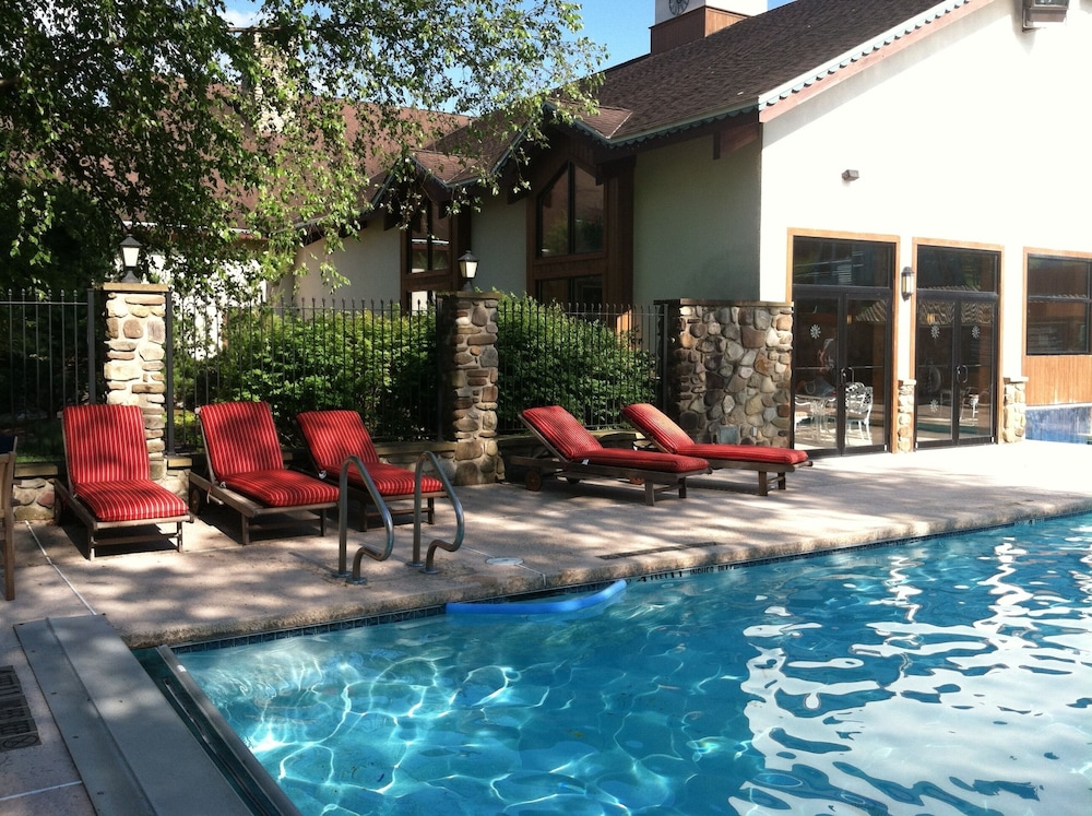 Indoor/outdoor pool