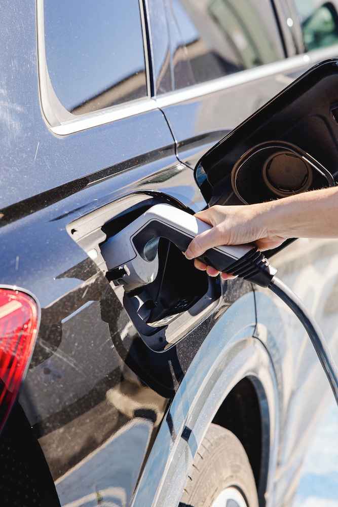Electric vehicle charging station