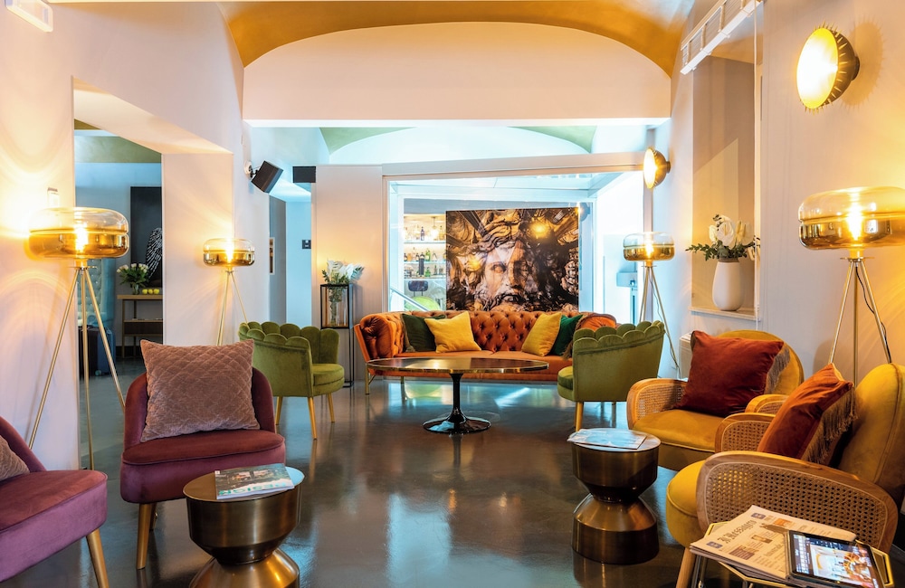 Lobby lounge