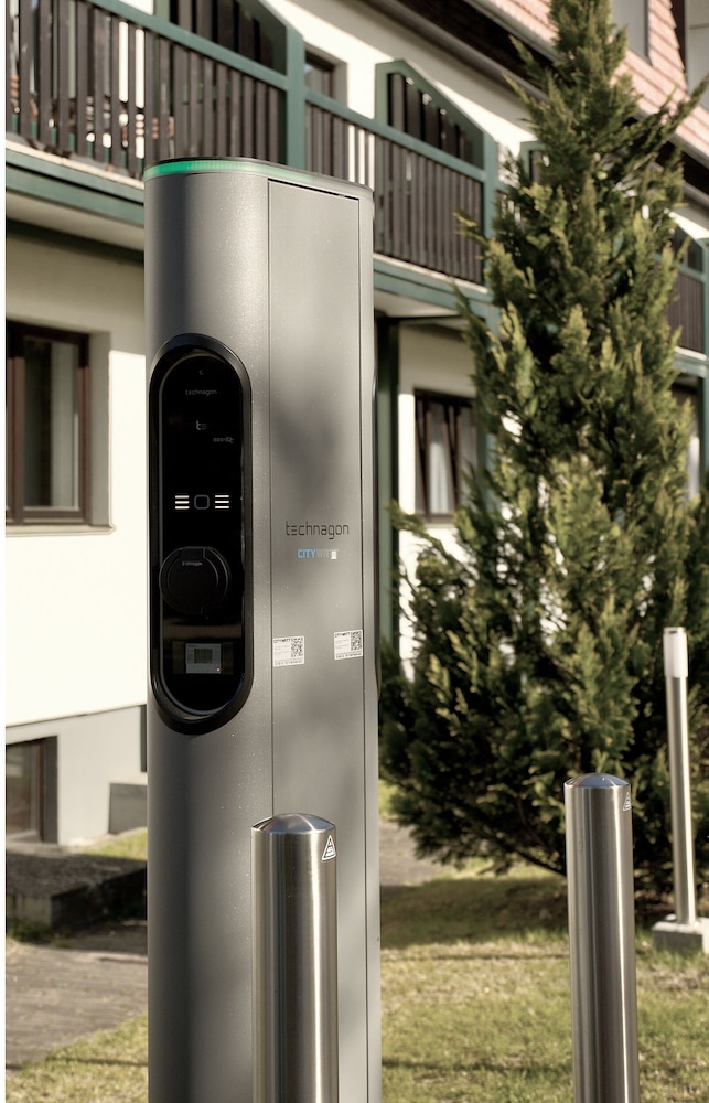 Electric vehicle charging station