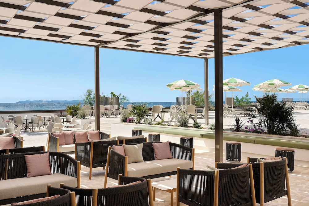 Poolside bar