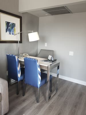 thumbnail: In-room business center