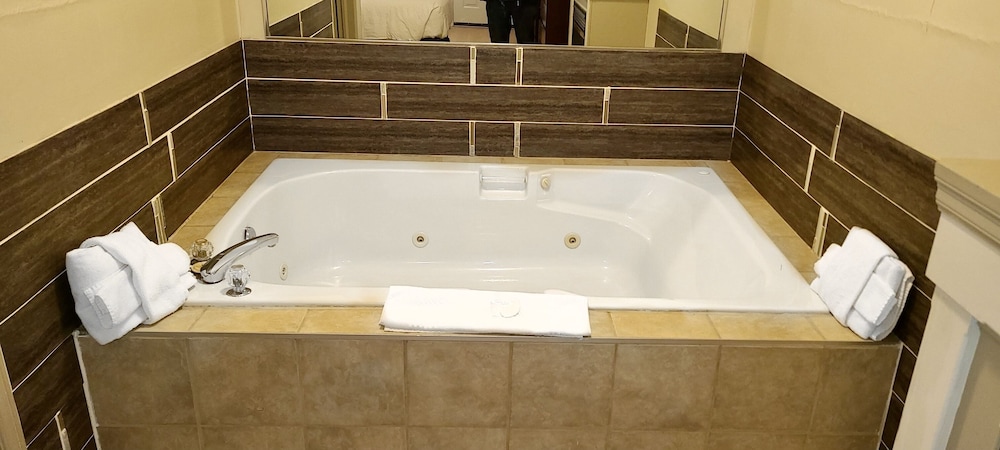 Jetted tub
