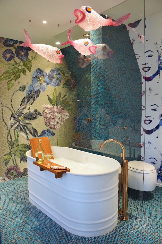 Deep soaking bathtub