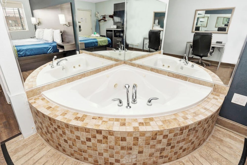 Jetted tub