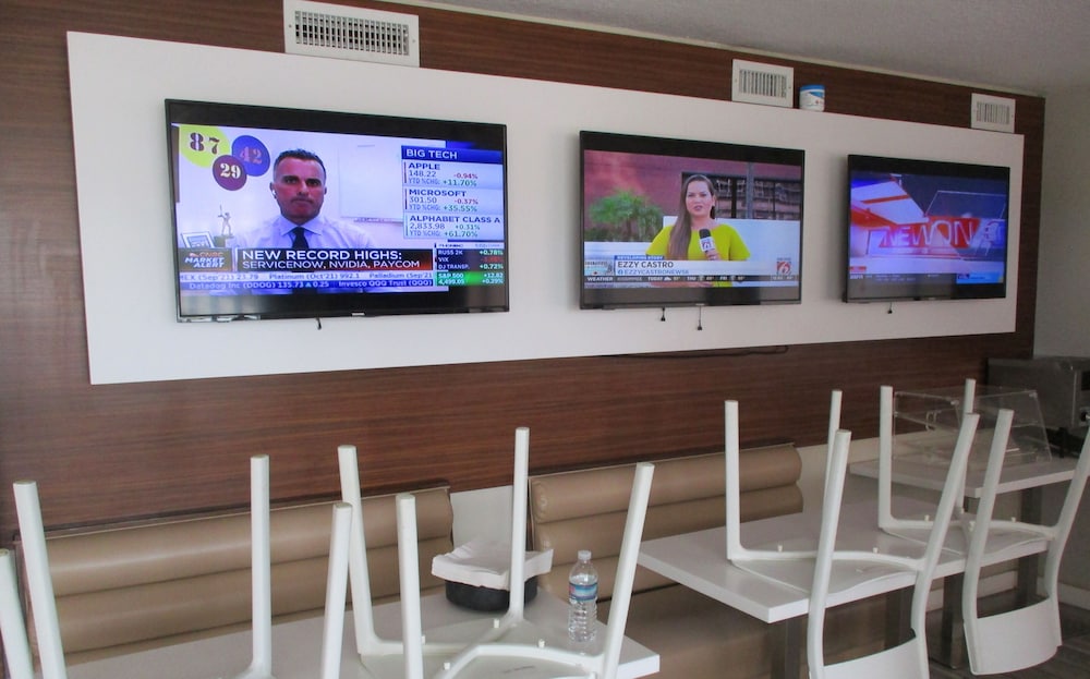 Lobby lounge