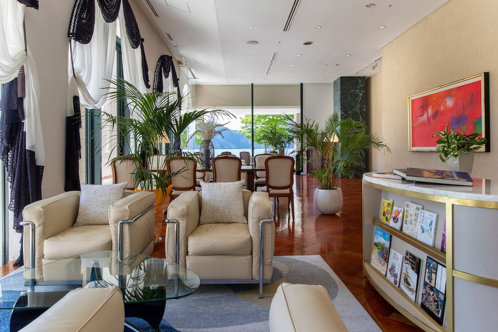 Lobby lounge