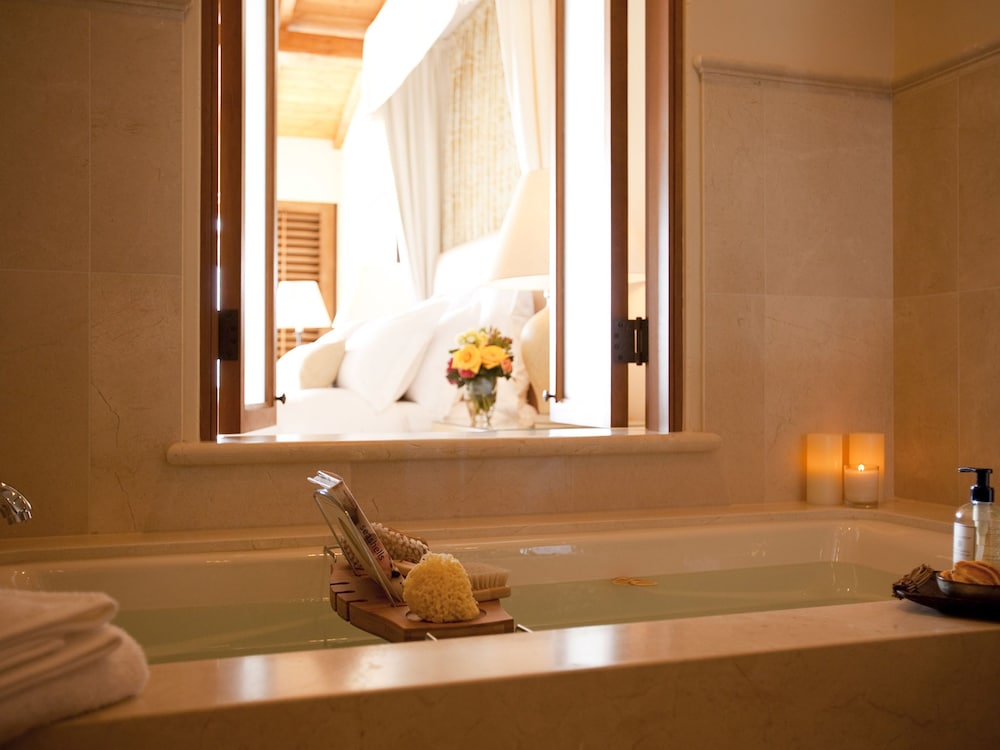 Deep soaking bathtub