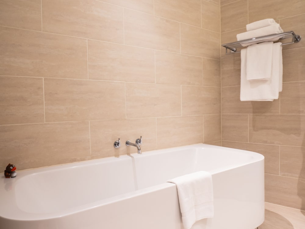 Deep soaking bathtub