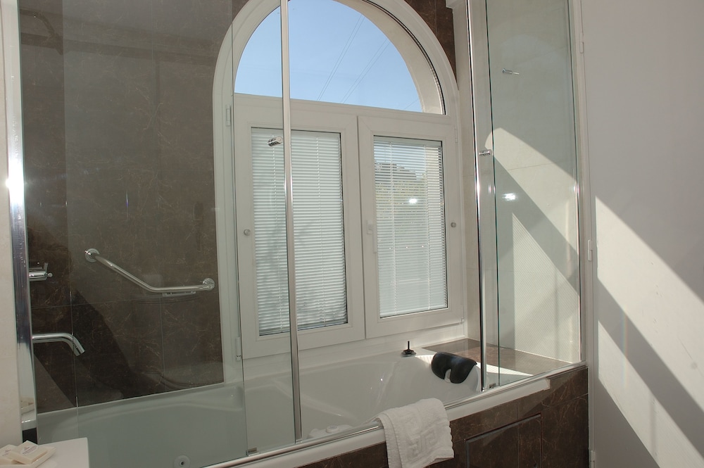 Deep soaking bathtub