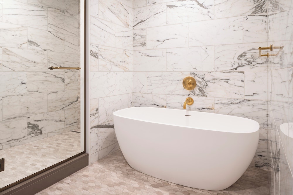 Deep soaking bathtub