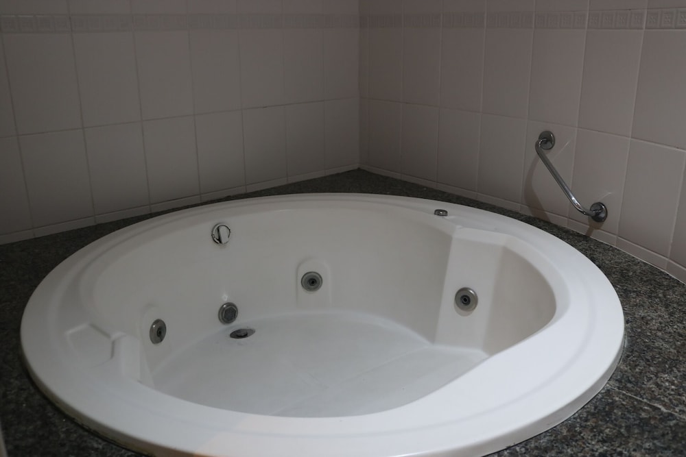 Deep soaking bathtub