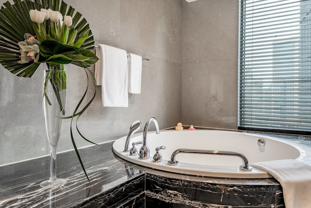 Deep soaking bathtub