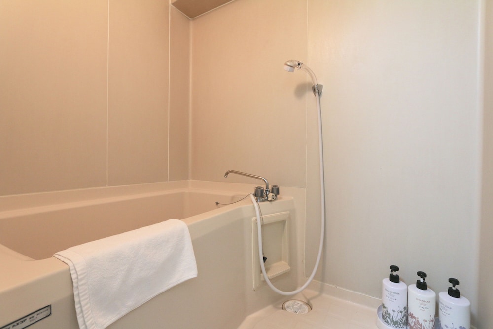 Deep soaking bathtub