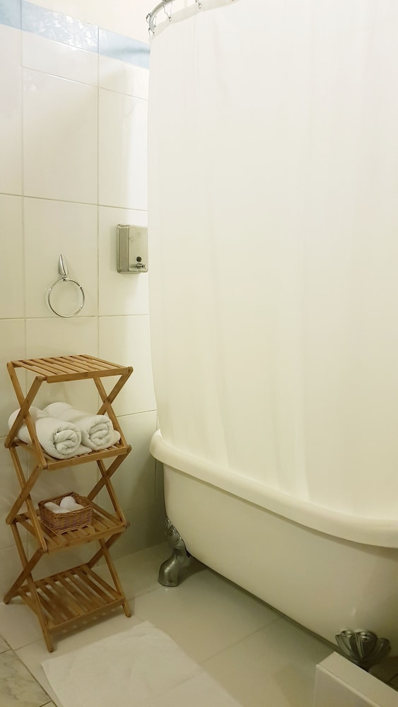 Deep soaking bathtub