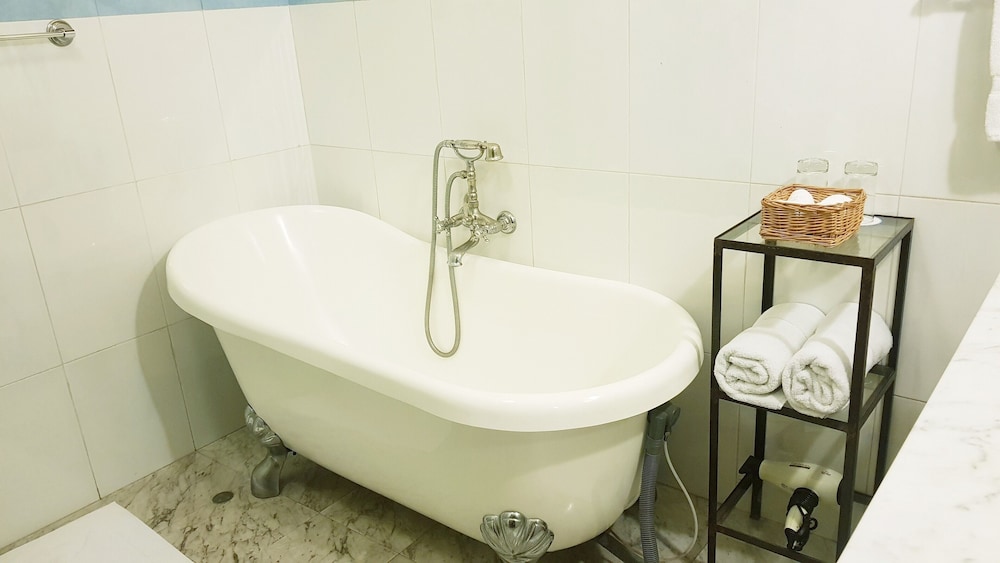 Deep soaking bathtub