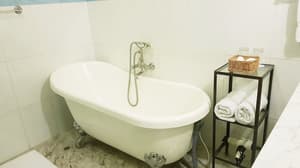 thumbnail: Deep soaking bathtub