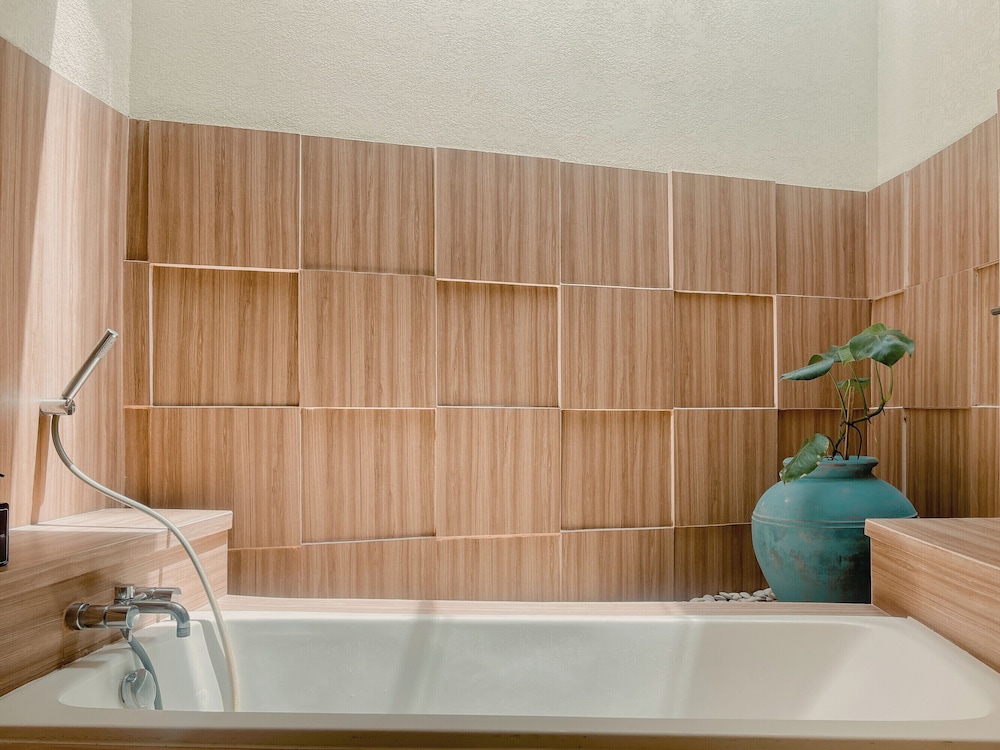 Deep soaking bathtub