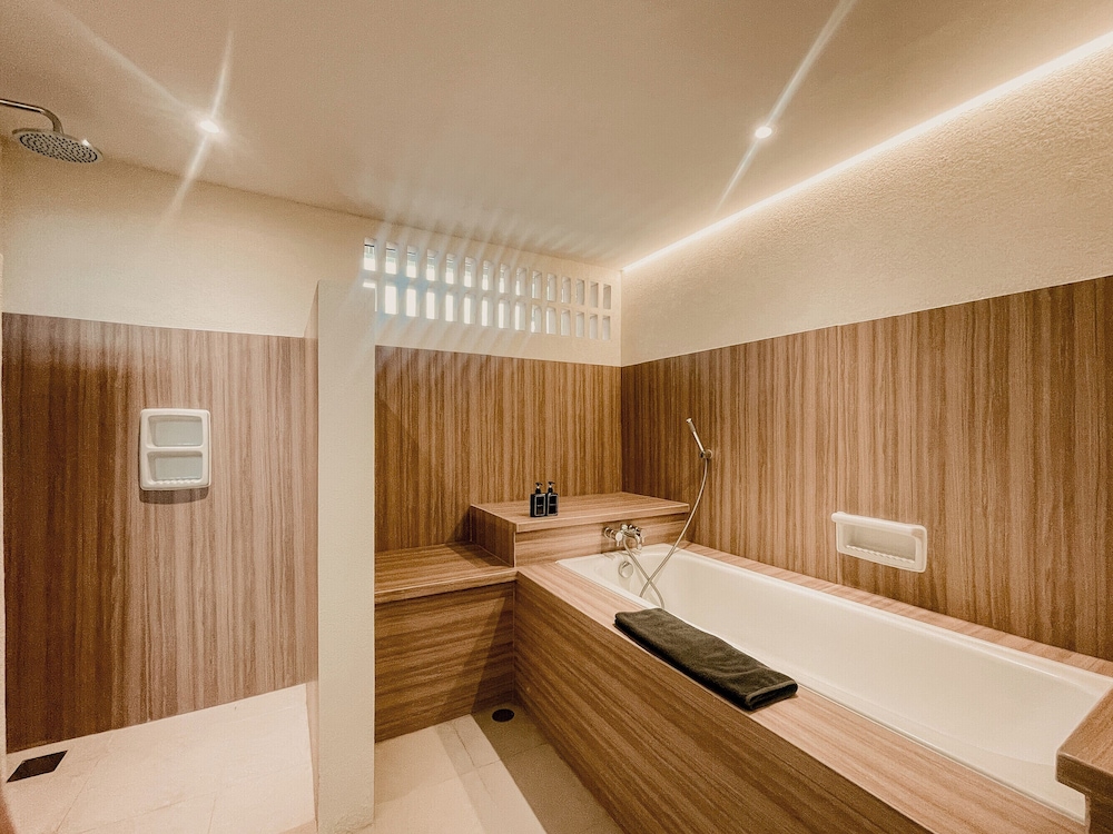 Deep soaking bathtub