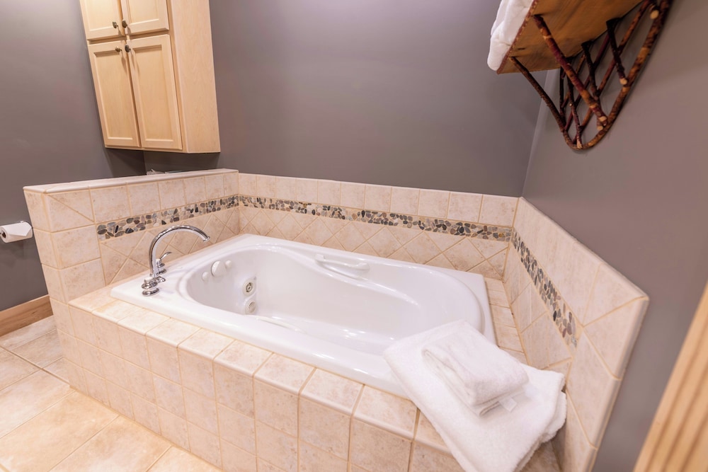 Deep soaking bathtub