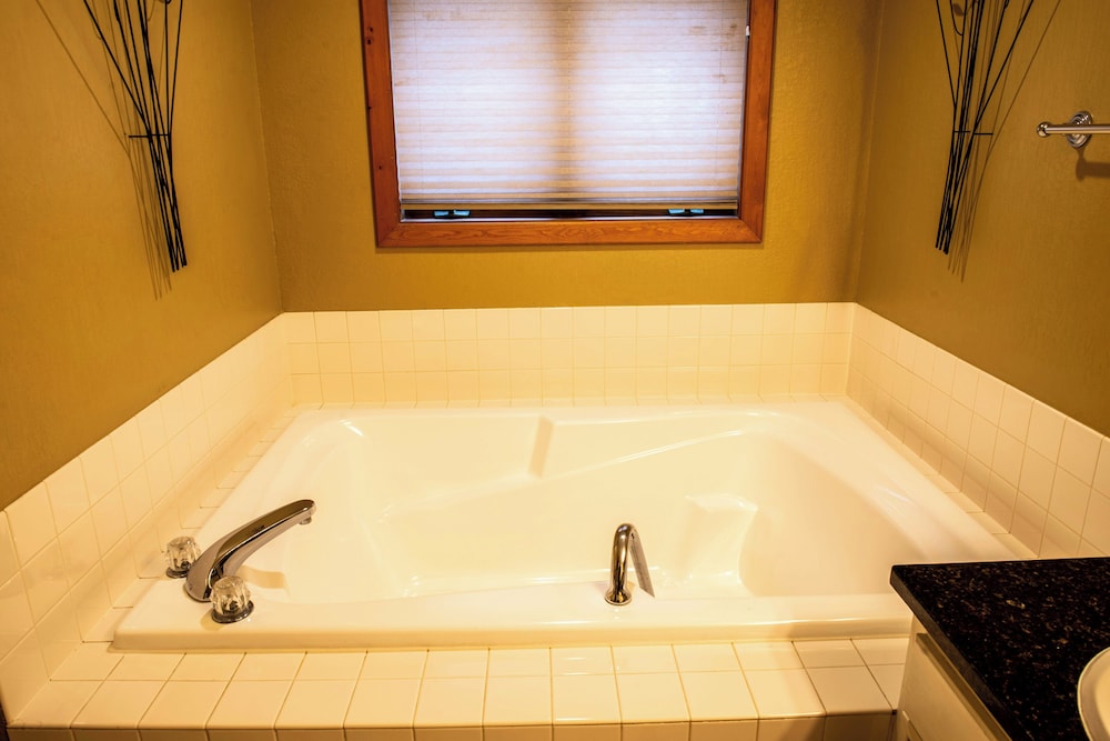 Deep soaking bathtub