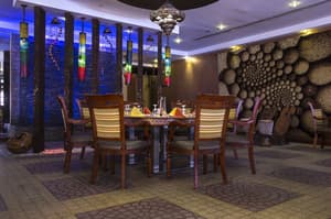 thumbnail: Family dining
