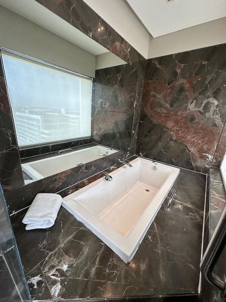 Deep soaking bathtub