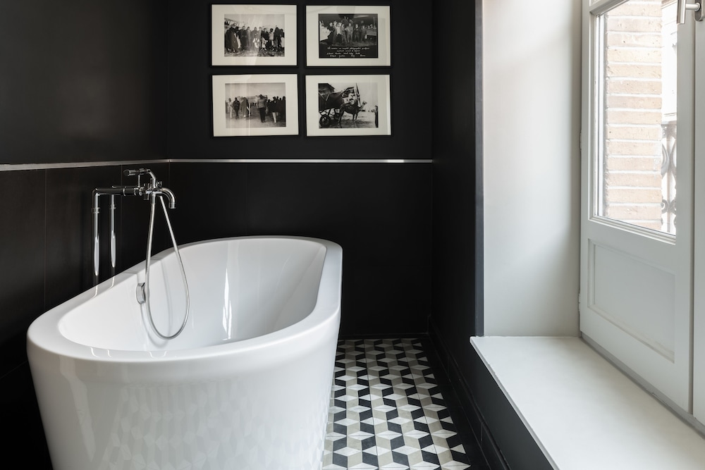 Deep soaking bathtub