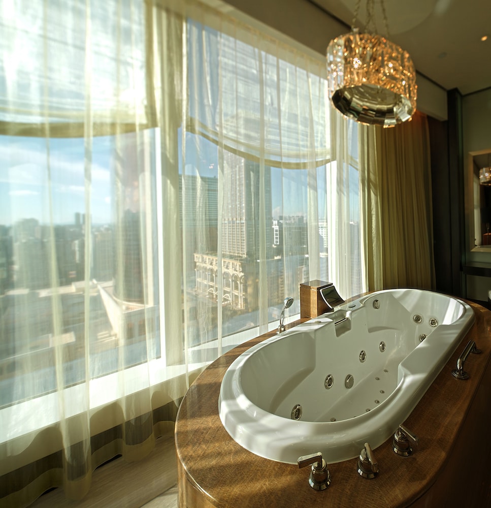 Jetted tub
