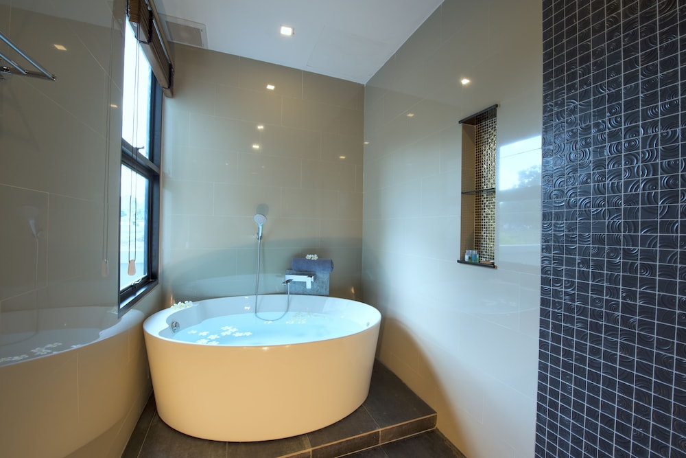 Deep soaking bathtub