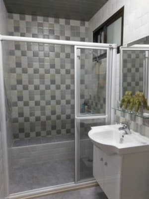 thumbnail: Bathroom shower