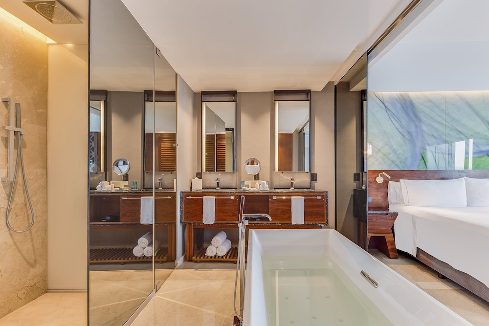 Deep soaking bathtub